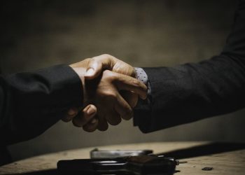 ADAB DAN KEUTAMAAN BERJABAT TANGAN DALAM ISLAM